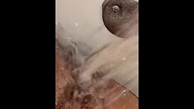 Fat hairy pussy getting off under the faucet