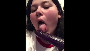 GENIE SUCKS CUM OFF DILDO
