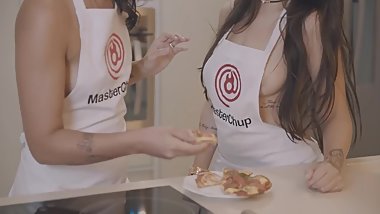 Duas gostosas ensinando como fazer a melhor pizza com muita safadeza