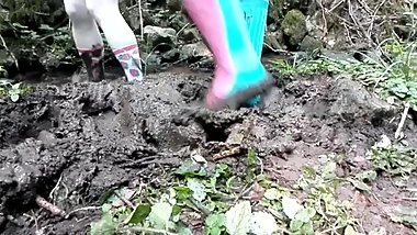 Zwei MÃ¤dchen spielen im Schlamm