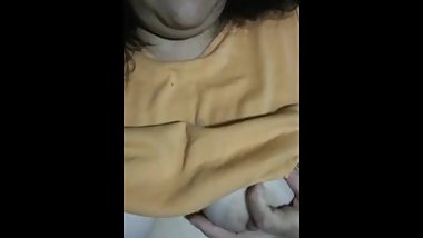 Gorda tetona se masturba
