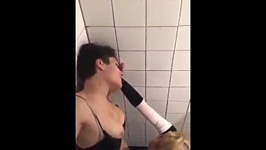 Lesbianas Calientes en BaÃ±o de BOLICHE