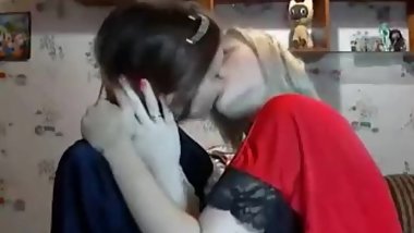 Twin Sister Kissing Cam