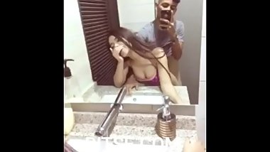 Sarap na sarap si ate habang tinitira sa CR