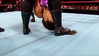 Luchadora pisa el cabello de su rival