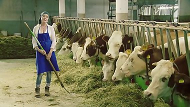 Freundinnen beim Bauernhof genieÃŸen die frische Luft