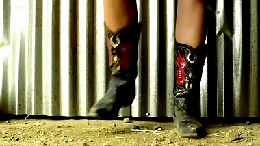 Miley Cyrus - Party In The U.S.A. (Official Music Video).mp4