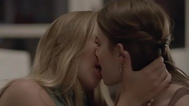 GIRLS LESBIAN KISSING SCENE2