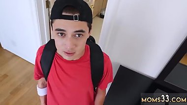 Un jeune homme se fait sucer par deux lesbian