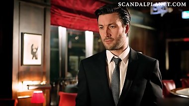 Gillian Anderson Lesbian Kiss With Archie Panjabi On ScandalPlanet.Com