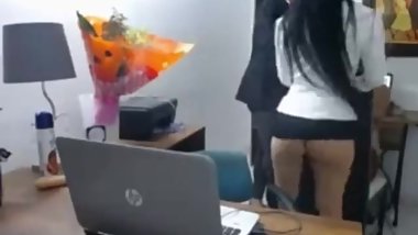como se apoyan estas mujeres para no aburrirse.