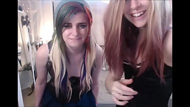 TWO HOTTIES SPANK AND PLAY ON WEBCAM