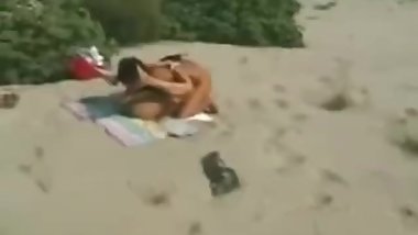 2 LESBICHE SE LA LECCANO IN SPIAGGIA,IL GUARDONE LE VEDE E A LORO PIACE....