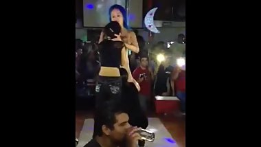 Stripper lets fans have a taste )