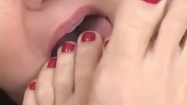 Sexy friends worship feet