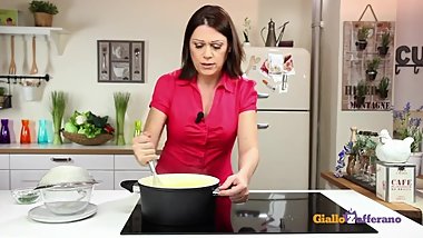 Amateur 18yo girlfriend masturbate making a panella for me.