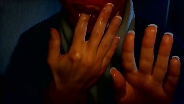 Fille montre ses mains, lÃ¨chent ses doigts et suce son pouce fetichisme