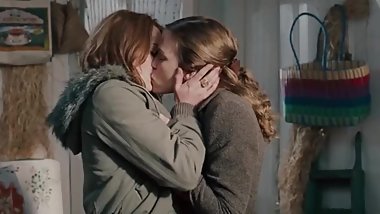 Lena Heady and Piper Perabo lesbian kiss