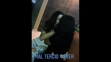 Chicas se besan en frente de su amiga