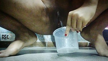 Squirting, pissing and bathing with her own juice