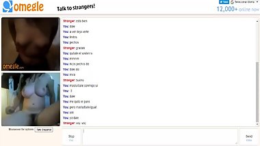 Jovencita enseÃ±a sus pequeÃ±as tetas y se masturba en Omegle