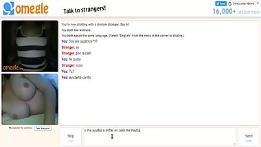 Se masturba y muestra sus tetas en Omegle - He masturbates on Omegle