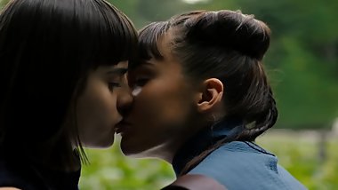 Badlands Tilda and Odessa kissing
