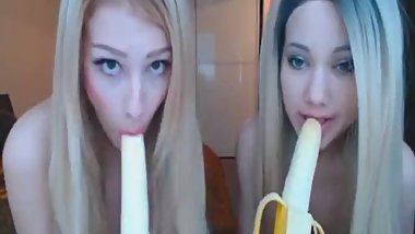 Chupando una banana.