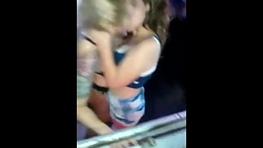 Fiesta lesbianas rubias publico