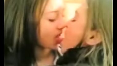 bacioÃ¬ tra lesbiche a scuola (lesbian kiss)